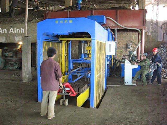 越南(nán)礦粉靜壓機(jī)客戶