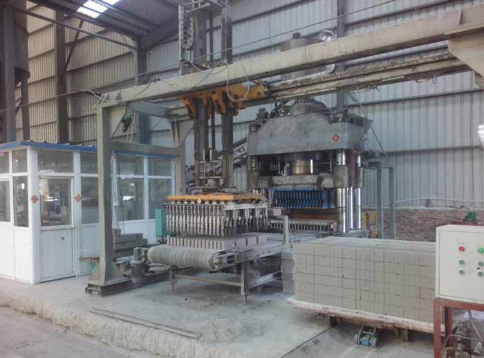 貴州畢節灰砂(shā)磚設備靜壓磚(zhuan)機客戶現場