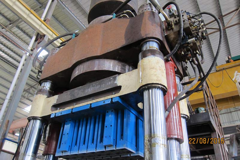 精(jīng)益求精(jing)-恒興1100噸(dūn)靜壓磚(zhuān)機試機(ji)成功！