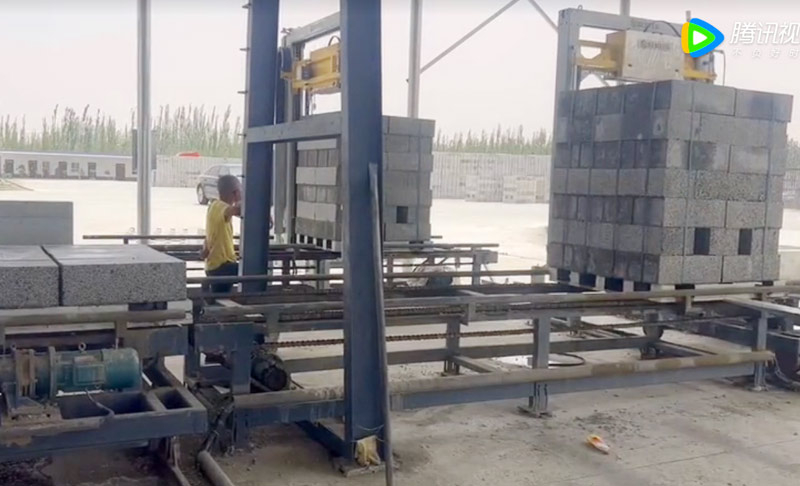 自(zi)保溫砌(qi)塊碼垛(duo)機