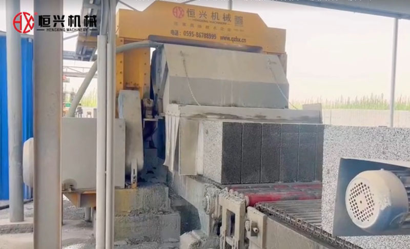 EPS聚苯(ben)顆粒砌(qi)塊生産(chǎn)線新疆(jiang)客戶現(xiàn)場