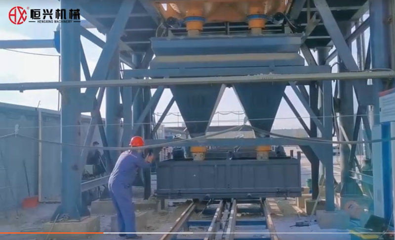 自保溫(wen)發泡磚(zhuān)生産線(xiàn)雙工位(wei)澆注新(xīn)疆客戶(hù)現場